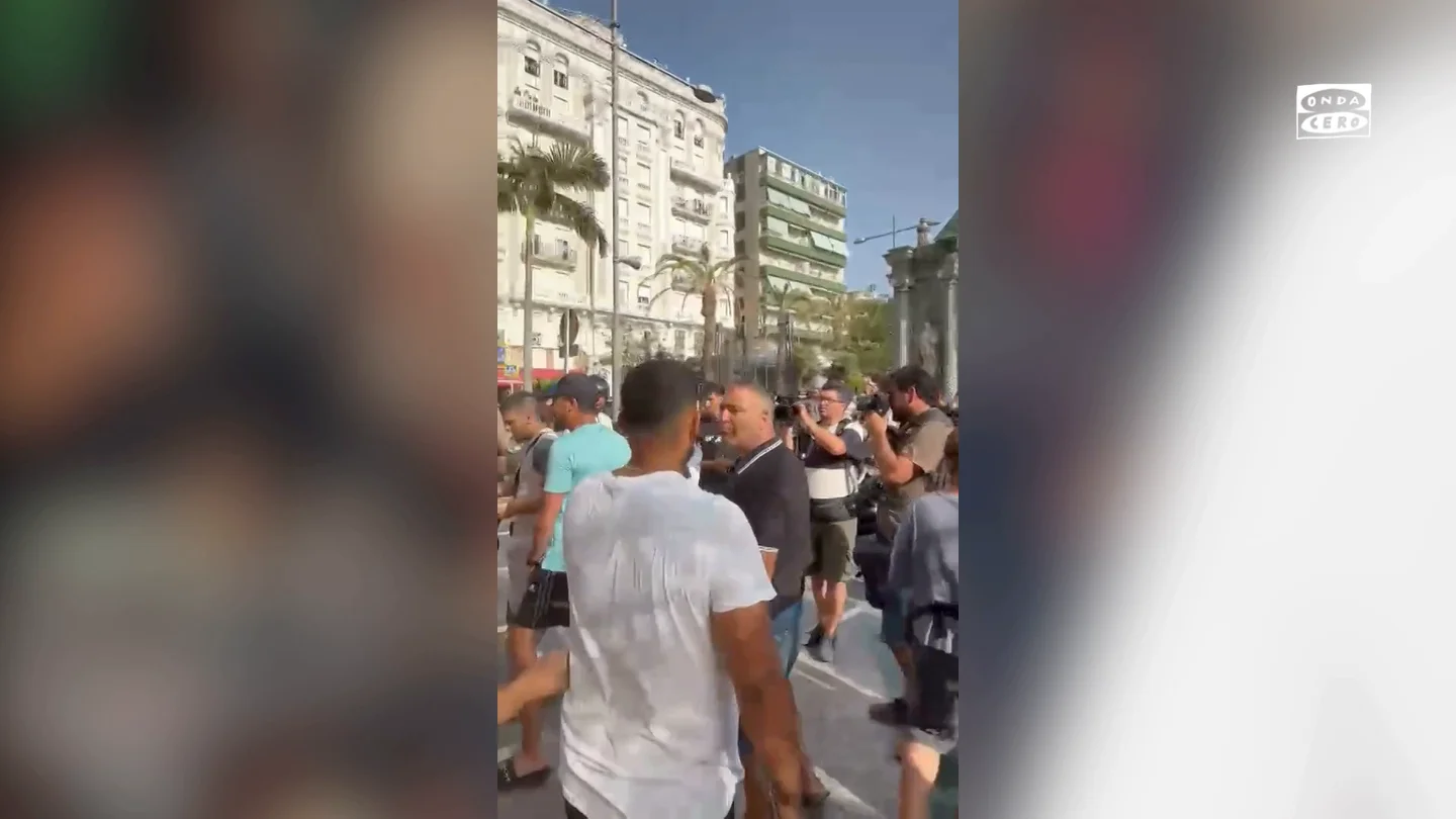 Ciudadanos ceutíes se concentran frente a quienes fomentan el odio: "¡Ceuta unida, no dividida! Ciudadanos ceutíes se concentran frente a quienes fomentan el odio: "¡Ceuta unida, no dividida!
