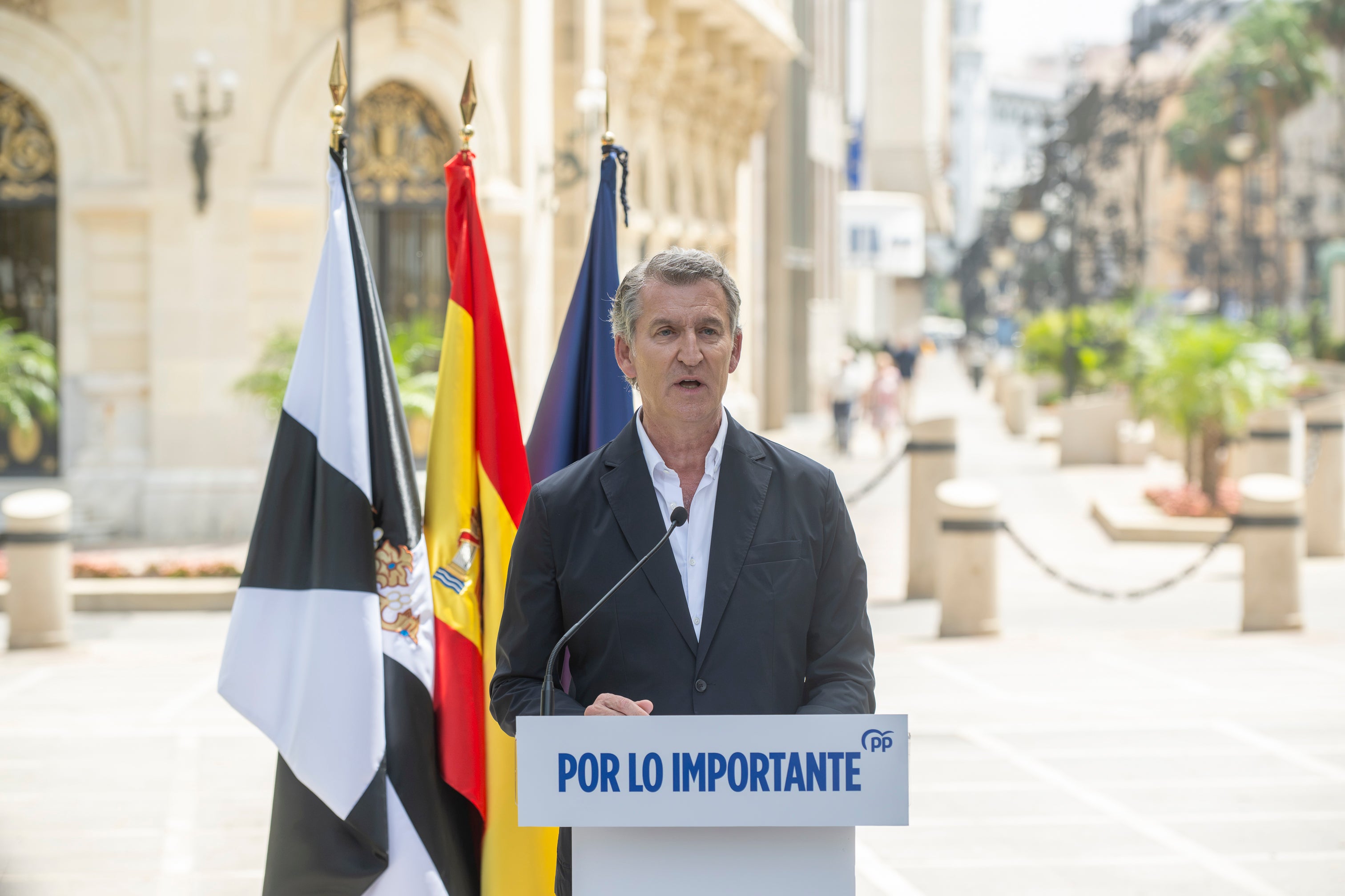 Feijóo califica lo ocurrido en Ceuta de "ocupación premeditada" y critica la respuesta "insuficiente" del Gobierno Feijóo califica lo ocurrido en Ceuta de "ocupación premeditada" y critica la respuesta "insuficiente" del Gobierno