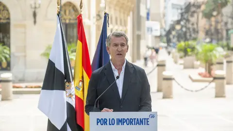 Feijóo califica lo ocurrido en Ceuta de "ocupación premeditada" y critica la respuesta del Gobierno Feijóo califica lo ocurrido en Ceuta de "ocupación premeditada" y critica la respuesta del Gobierno