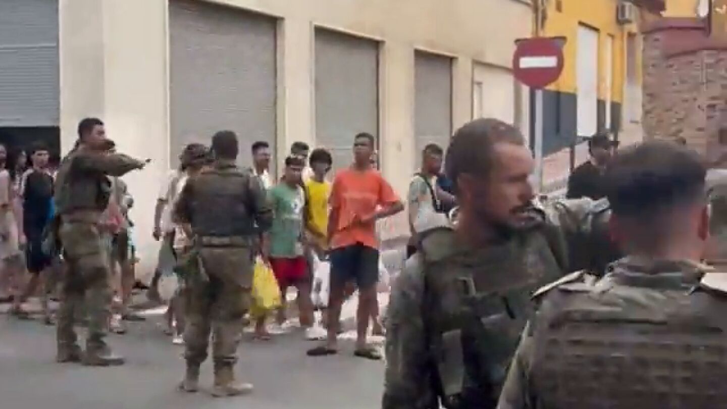 La Guardia Civil lleva a un grupo de migrantes de vuelta a la frontera