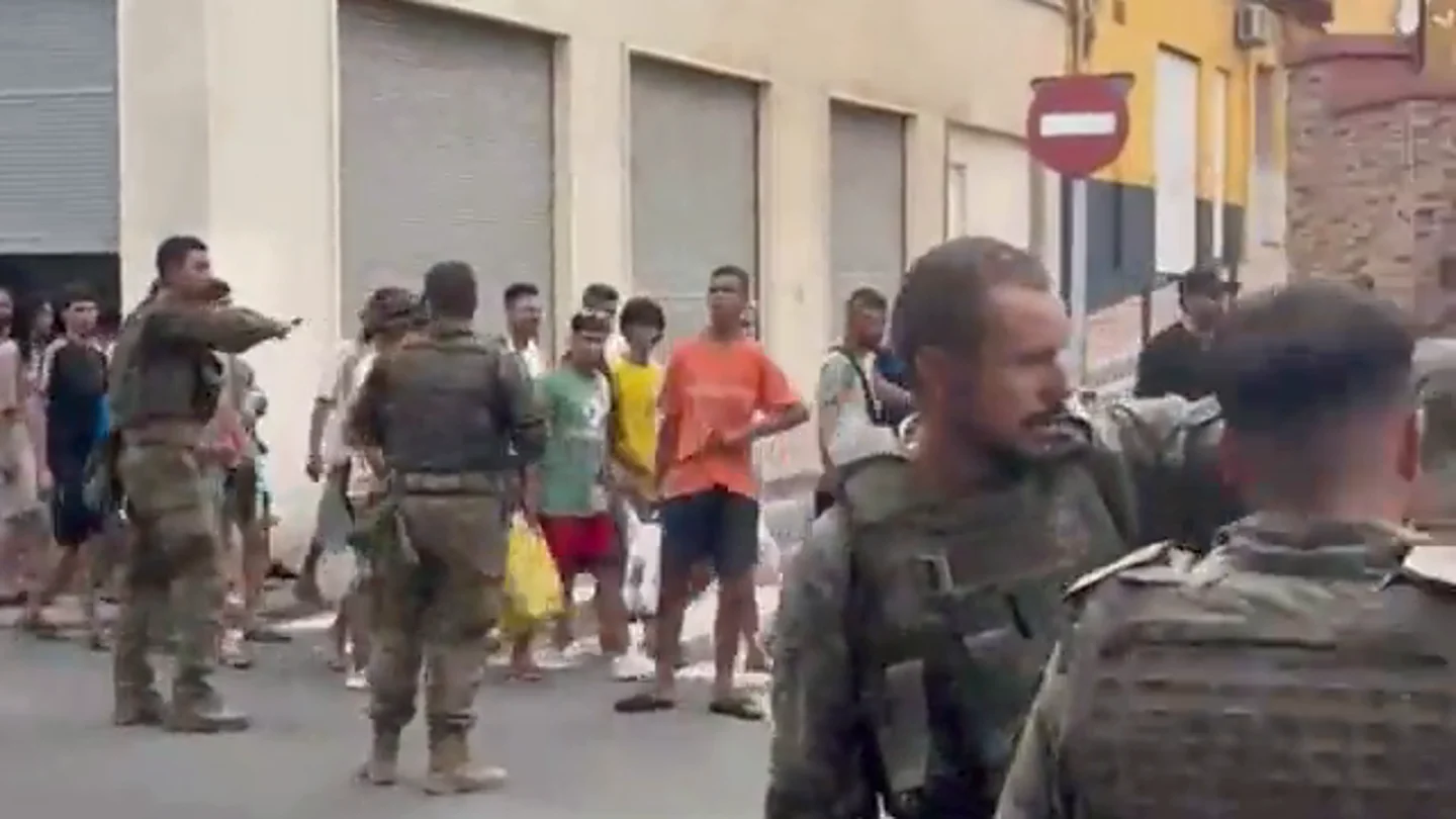 La Guardia Civil lleva a un grupo de migrantes de vuelta a la frontera La Guardia Civil lleva a un grupo de migrantes de vuelta a la frontera