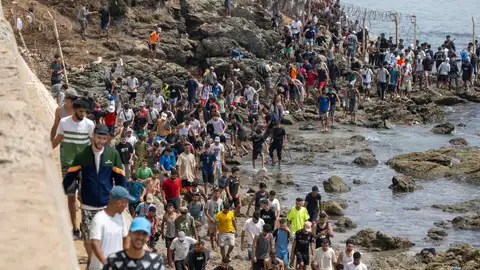 Jóvenes regresan de España en el paso fronterizo de Bab Sebta, cerca de Fnideq (Marruecos) Jóvenes regresan de España en el paso fronterizo de Bab Sebta, cerca de Fnideq (Marruecos)