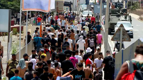 Un número de inmigrantes en suelo español en Ceuta, este viernes. Un número de inmigrantes en suelo español en Ceuta, este viernes.
