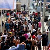 Un número de inmigrantes en suelo español en Ceuta, este viernes. Un número de inmigrantes en suelo español en Ceuta, este viernes.