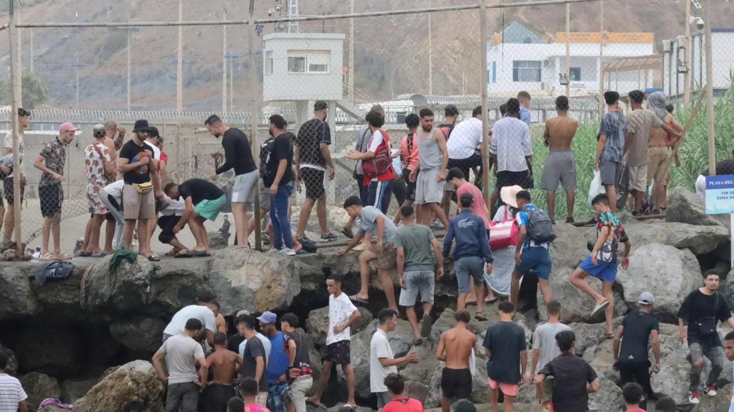 30/07/2026 13:30 (UTC) Crédito: EFE Fuente: EFE Autor: Reduan Dris Temática: Política » Partidos Grupos de inmigrantes empiezan a volver a su país por la frontera del Tarajal en Ceuta este viernes. 30/07/2026 13:30 (UTC) Crédito: EFE Fuente: EFE Autor: Reduan Dris Temática: Política » Partidos Grupos de inmigrantes empiezan a volver a su país por la frontera del Tarajal en Ceuta este viernes.