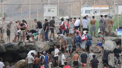 30/07/2026 13:30 (UTC) Crédito: EFE Fuente: EFE Autor: Reduan Dris Temática: Política » Partidos Grupos de inmigrantes empiezan a volver a su país por la frontera del Tarajal en Ceuta este viernes. 30/07/2026 13:30 (UTC) Crédito: EFE Fuente: EFE Autor: Reduan Dris Temática: Política » Partidos Grupos de inmigrantes empiezan a volver a su país por la frontera del Tarajal en Ceuta este viernes.