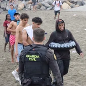 Un grupo de inmigrantes en la playa junto al paso fronterizo del Tarajal en Ceuta este viernes. Un grupo de inmigrantes en la playa junto al paso fronterizo del Tarajal en Ceuta este viernes.