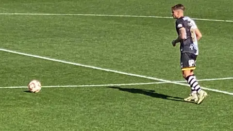 El futbolista, a punto de sacar una falta durante su campaña en el cuadro charro El futbolista, a punto de sacar una falta durante su campaña en el cuadro charro