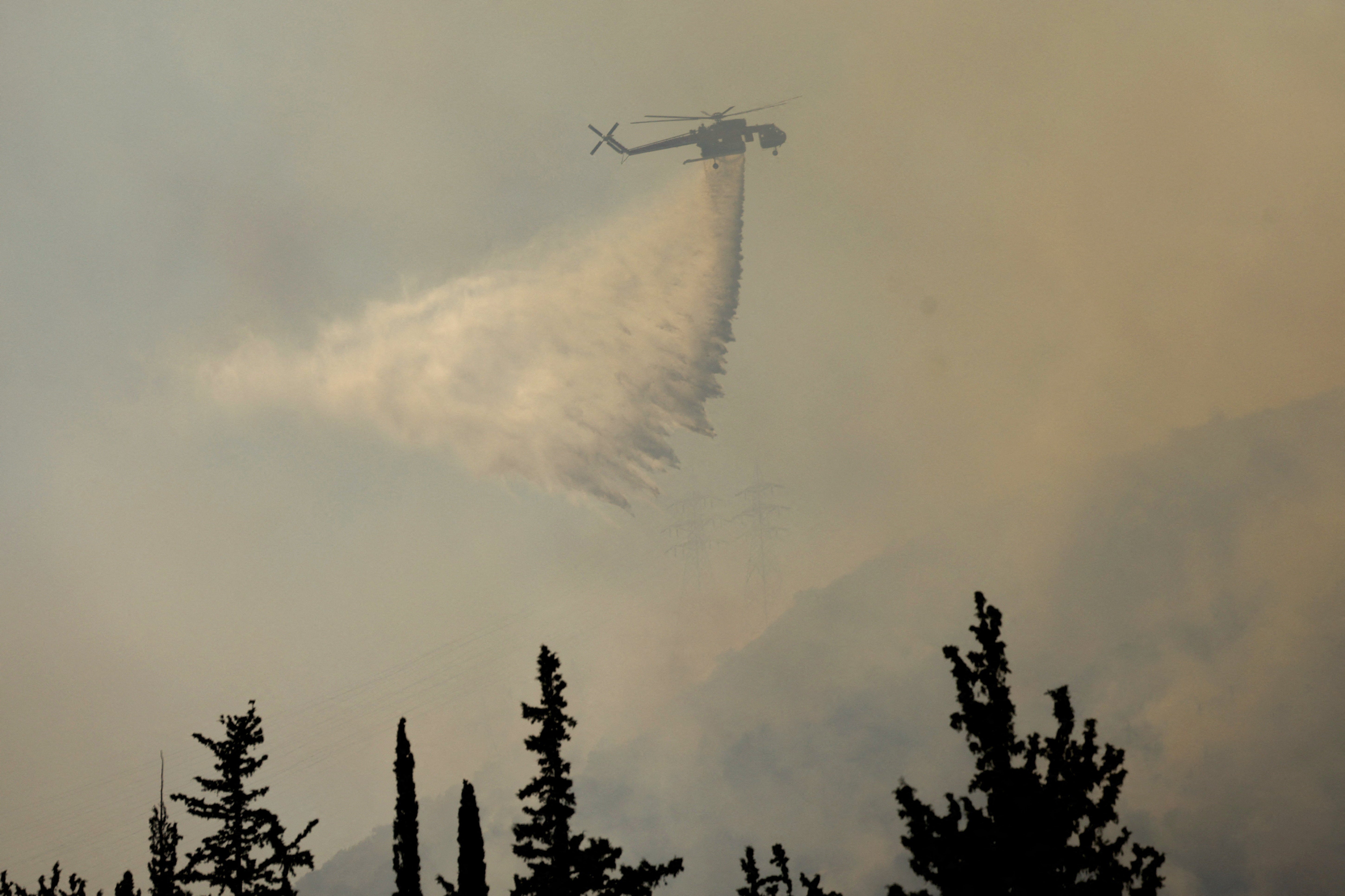 Mueren dos personas al chocar dos helicópteros que trabajaban contra los incendios en Grecia Mueren dos personas al chocar dos helicópteros que trabajaban contra los incendios en Grecia