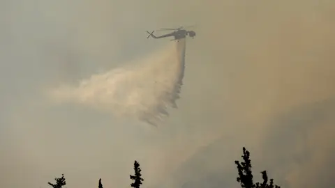 El humo envuelve partes de la capital griega mientras un incendio forestal arrasa cerca de Atenas. El humo envuelve partes de la capital griega mientras un incendio forestal arrasa cerca de Atenas.