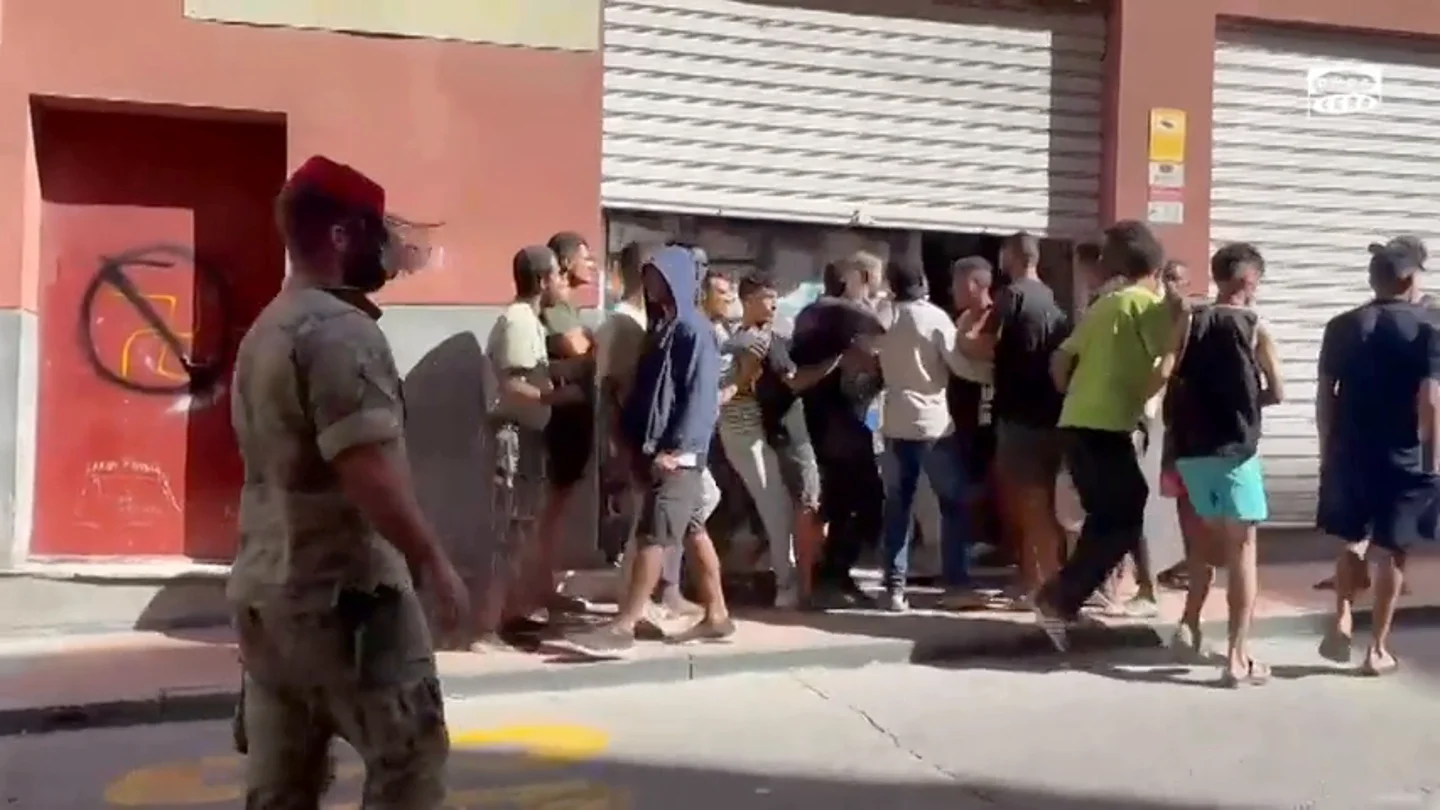 La Legión interviene tras un saqueo en un comercio cercano al CETI de Ceuta La Legión interviene tras un saqueo en un comercio cercano al CETI de Ceuta