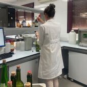 Enóloga trabajando en el laboratorio