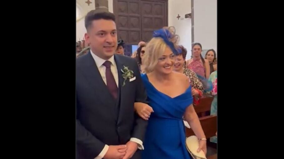 Matilde y &Aacute;ngel han entrado en la Iglesia para contraer matrimonio con el himno del conjunto blanquivioleta.&nbsp; &nbsp; &nbsp;&nbsp;
