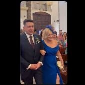 Matilde y Ángel han entrado en la Iglesia para contraer matrimonio con el himno del conjunto blanquivioleta.      