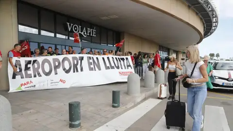 Los trabajadores del Aeropuerto de Menorca en una concentración Los trabajadores del Aeropuerto de Menorca en una concentración