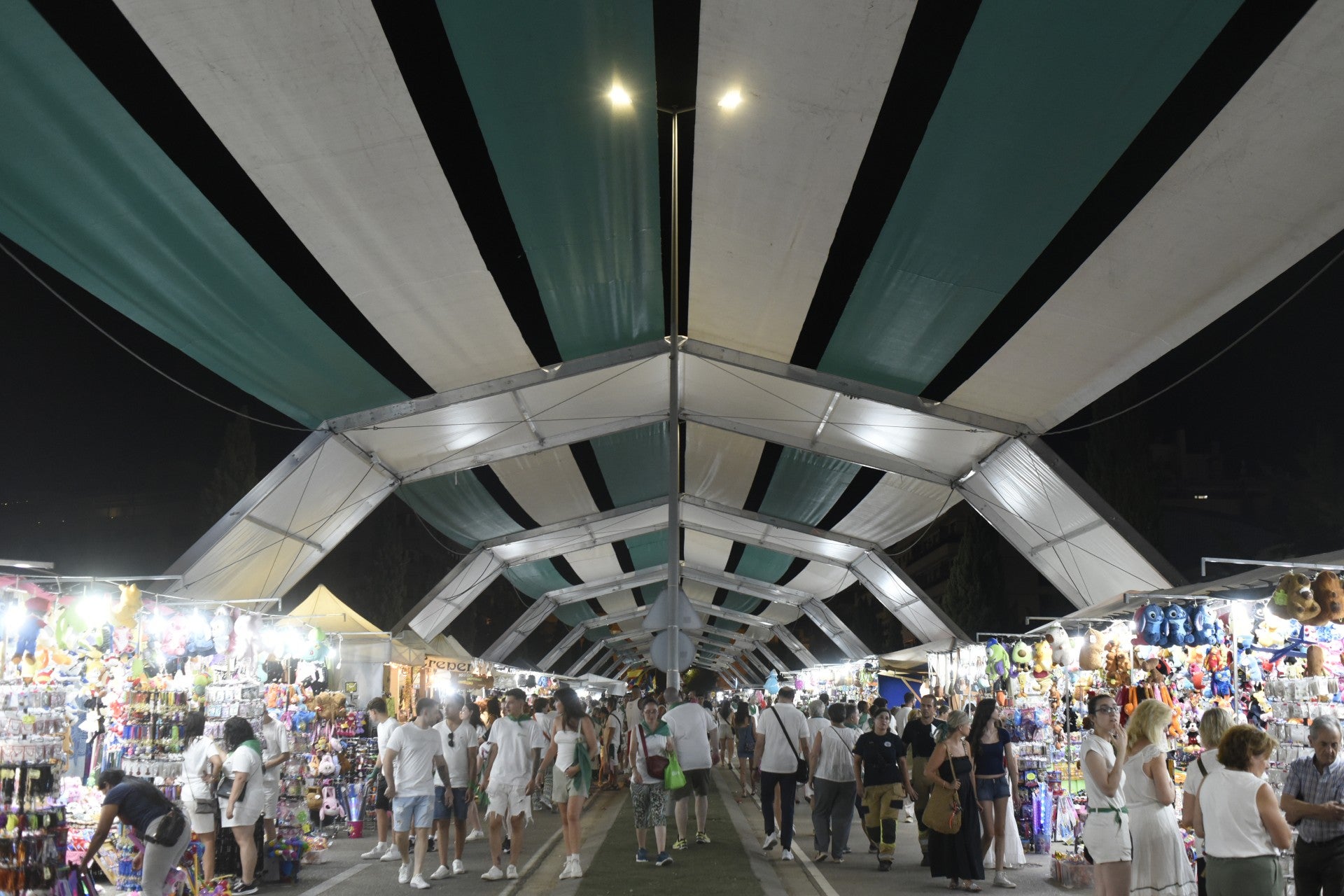 El mercado de venta ambulante de Avenida de Monegros de Huesca contará este año con 76 puestos El mercado de venta ambulante de Avenida de Monegros de Huesca contará este año con 76 puestos