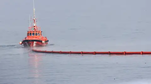 Boya flotante para delimitar la zona que separa Ceuta de Marruecos, en la playa del Tarajal. Boya flotante para delimitar la zona que separa Ceuta de Marruecos, en la playa del Tarajal.