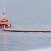 Boya flotante para delimitar la zona que separa Ceuta de Marruecos, en la playa del Tarajal.
