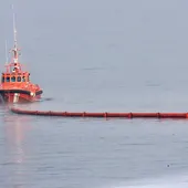 Boya flotante para delimitar la zona que separa Ceuta de Marruecos, en la playa del Tarajal. Boya flotante para delimitar la zona que separa Ceuta de Marruecos, en la playa del Tarajal.