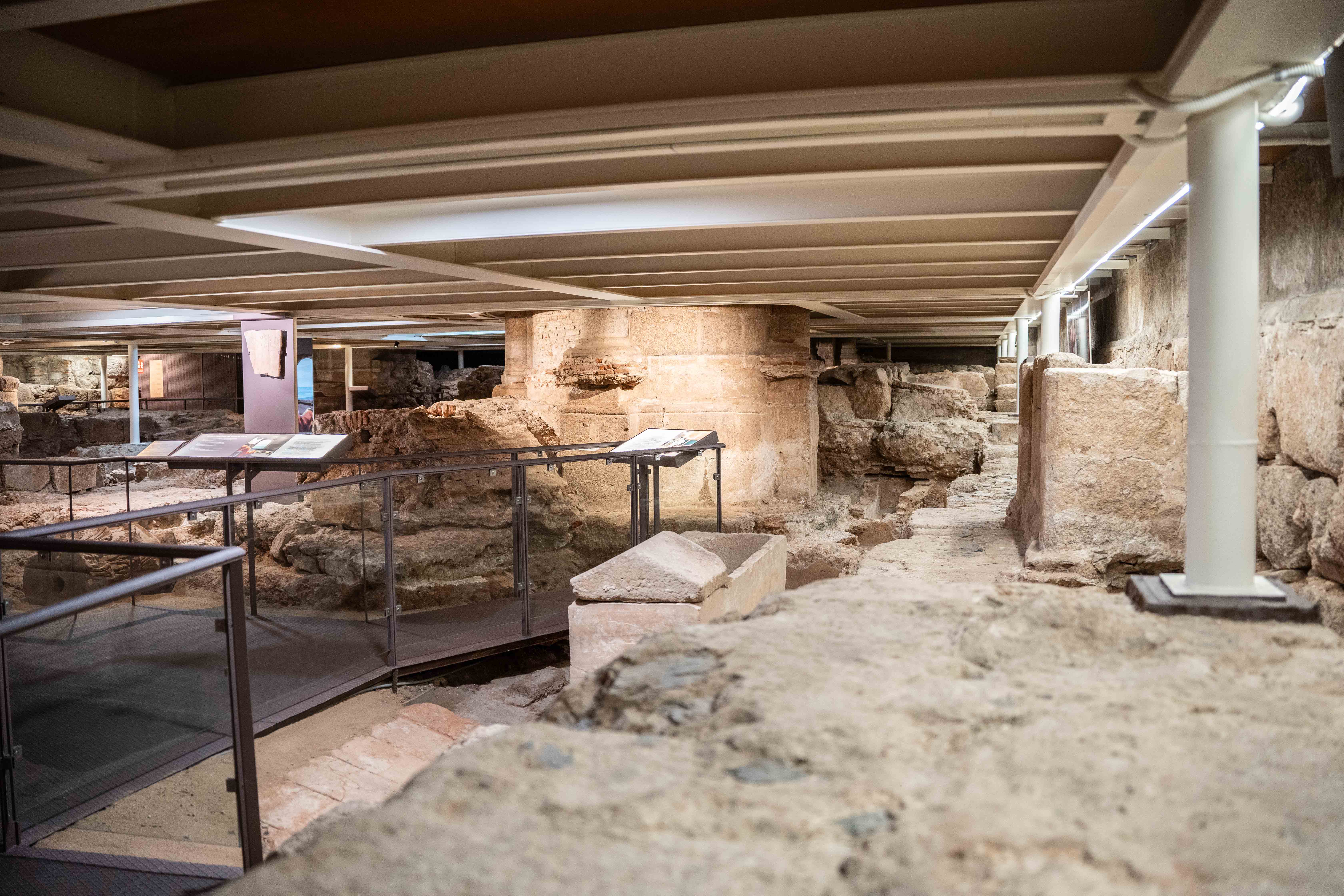 La Cripta de Santa Eulalia vuelve a abrir al público con una nueva musealización que permite recorrer la historia de Mérida desde época romana La Cripta de Santa Eulalia vuelve a abrir al público con una nueva musealización que permite recorrer la historia de Mérida desde época romana