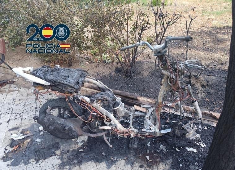 Detenido el responsable de quemar siete coches y motos en Vallecas en los últimos meses Detenido el responsable de quemar siete coches y motos en Vallecas en los últimos meses