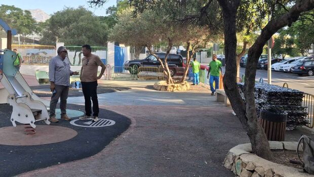 Benidorm sustituye el pavimento de seguridad de cuatro áreas infantiles para mejorar la protección de los menores