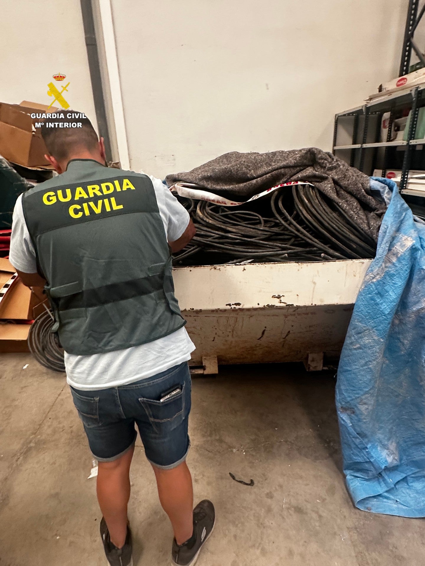 La Guardia Civil investiga a 11 trabajadores por robar cobre en la empresa donde trabajaban La Guardia Civil investiga a 11 trabajadores por robar cobre en la empresa donde trabajaban