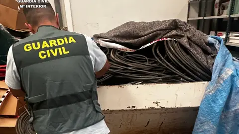 La Guardia Civil investiga a 11 trabajadores por robar cobre en la empresa donde trabajaban La Guardia Civil investiga a 11 trabajadores por robar cobre en la empresa donde trabajaban
