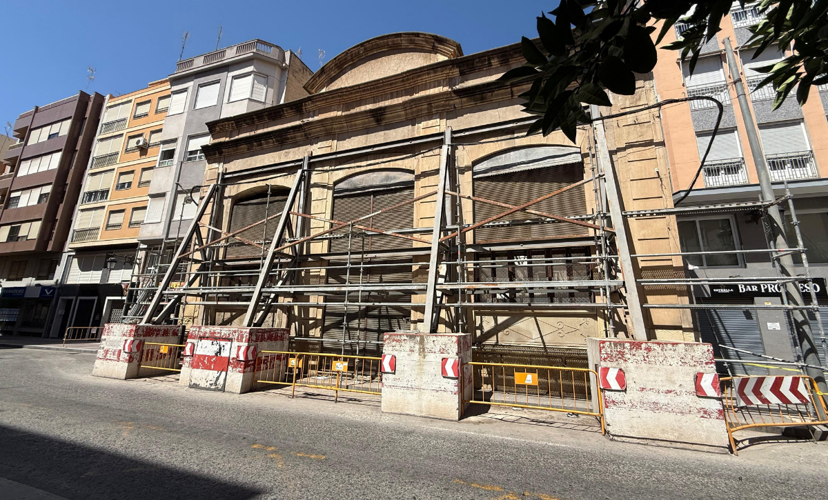 Elche comienza los trabajos previos para el desmontaje de la fachada de Riegos El Progreso Elche comienza los trabajos previos para el desmontaje de la fachada de Riegos El Progreso