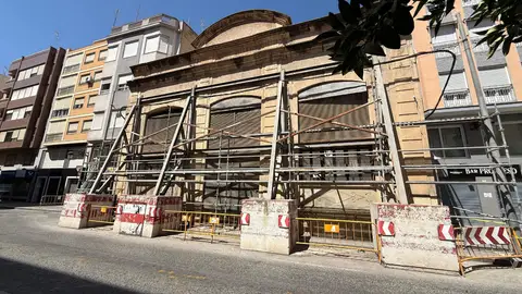 Elche comienza los trabajos previos para el desmontaje de la fachada de Riegos El Progreso. Elche comienza los trabajos previos para el desmontaje de la fachada de Riegos El Progreso.