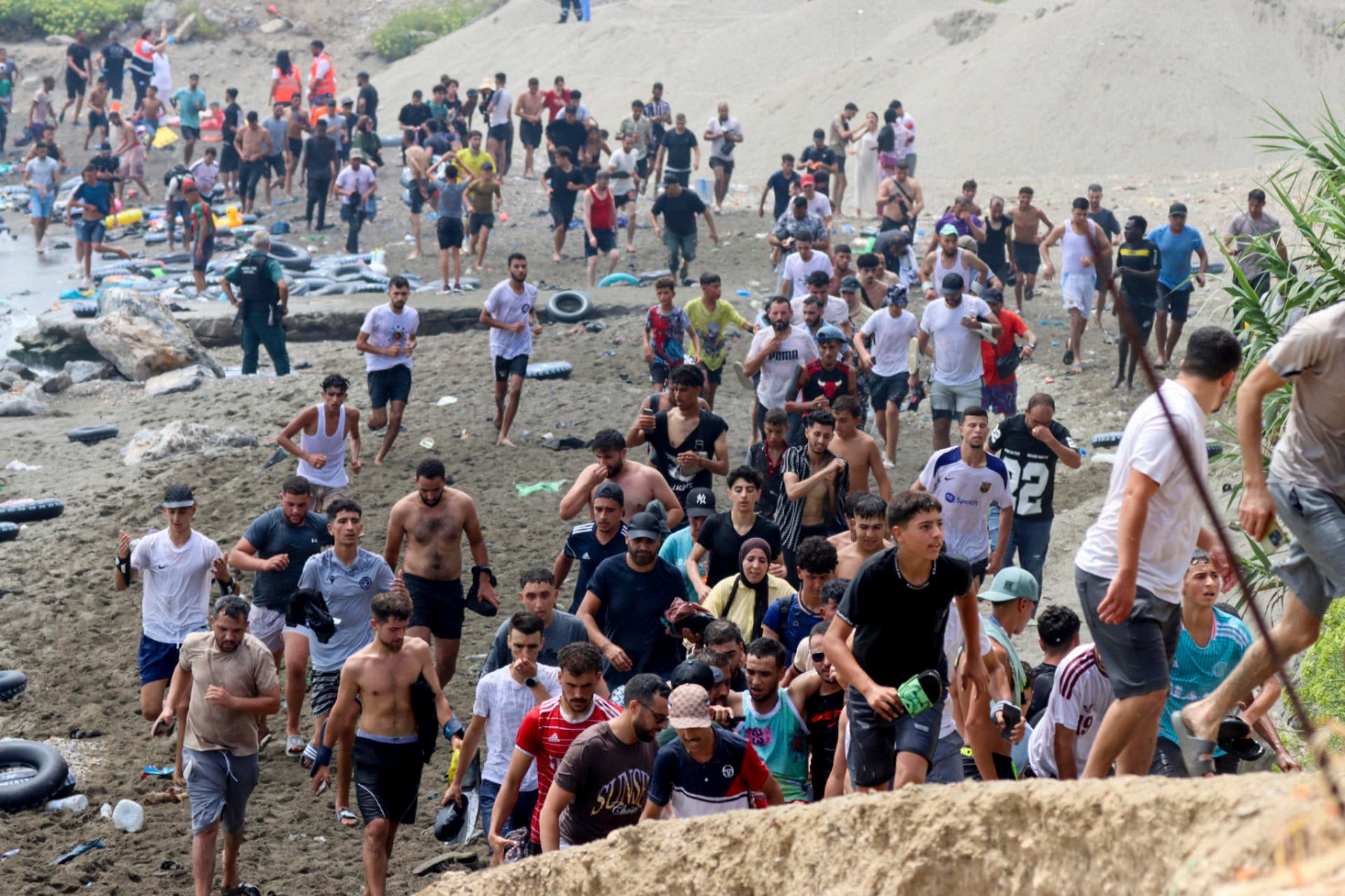 Influencers marroquíes planean a través de redes sociales otra entrada masiva de inmigrantes a Ceuta el 15 de agosto Influencers marroquíes planean a través de redes sociales otra entrada masiva de inmigrantes a Ceuta el 15 de agosto
