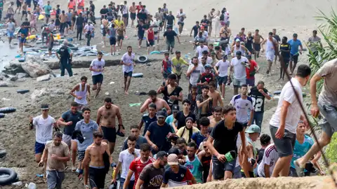 Personas tratando de entrar irregularmente a Ceuta el pasado día 30 de julio. Personas tratando de entrar irregularmente a Ceuta el pasado día 30 de julio.