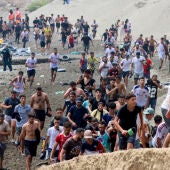 Personas tratando de entrar irregularmente a Ceuta el pasado día 30 de julio. 