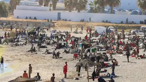 Migrantes en la playa ‘El trampolín ‘ en Ceuta. Migrantes en la playa ‘El trampolín ‘ en Ceuta.