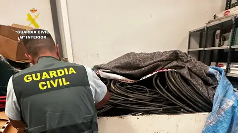 Momento de la localización del cobre por parte de los investigadores. Momento de la localización del cobre por parte de los investigadores.