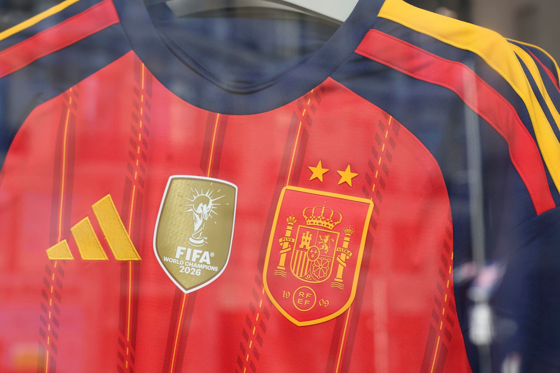 Adidas, patrocinador oficial de la selección, pone este martes a la venta la camiseta de la selección española de fútbol con las dos estrellas y el escudo actualizado, tras haber ganado el Mundial 2026. Adidas, patrocinador oficial de la selección, pone este martes a la venta la camiseta de la selección española de fútbol con las dos estrellas y el escudo actualizado, tras haber ganado el Mundial 2026.