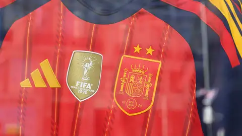 Adidas, patrocinador oficial de la selección, pone este martes a la venta la camiseta de la selección española de fútbol con las dos estrellas y el escudo actualizado, tras haber ganado el Mundial 2026. Adidas, patrocinador oficial de la selección, pone este martes a la venta la camiseta de la selección española de fútbol con las dos estrellas y el escudo actualizado, tras haber ganado el Mundial 2026.