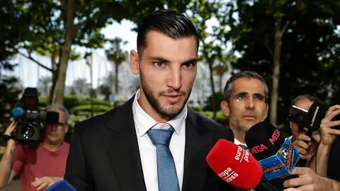 Foto de archivo del 15/06/2026 del futbolista Rafa Mir a su llegada a la Ciudad de la Justicia de Valencia. La Sección Cuarta de la Audiencia Provincial de Valencia condenó a 8,5 años de prisión al jugador por un delito de agresión sexual y otro de lesiones Foto de archivo del 15/06/2026 del futbolista Rafa Mir a su llegada a la Ciudad de la Justicia de Valencia. La Sección Cuarta de la Audiencia Provincial de Valencia condenó a 8,5 años de prisión al jugador por un delito de agresión sexual y otro de lesiones