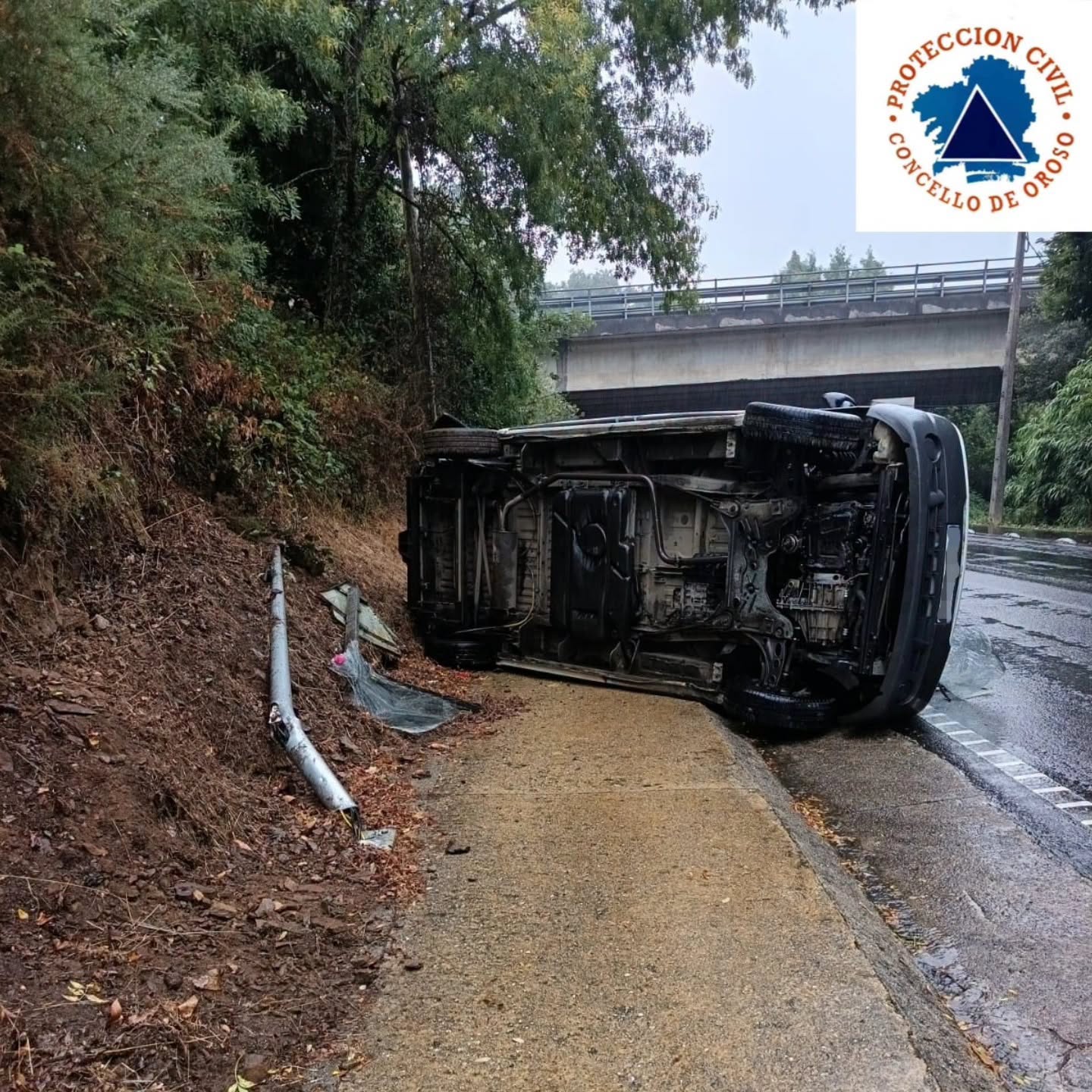 Un conductor queda atrapado tras volcar con su furgoneta en Oroso Un conductor queda atrapado tras volcar con su furgoneta en Oroso