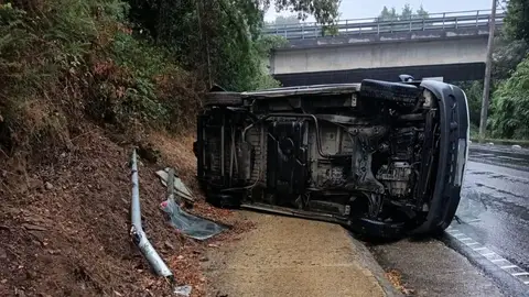 Un conductor queda atrapado tras volcar con su furgoneta en Oroso Un conductor queda atrapado tras volcar con su furgoneta en Oroso
