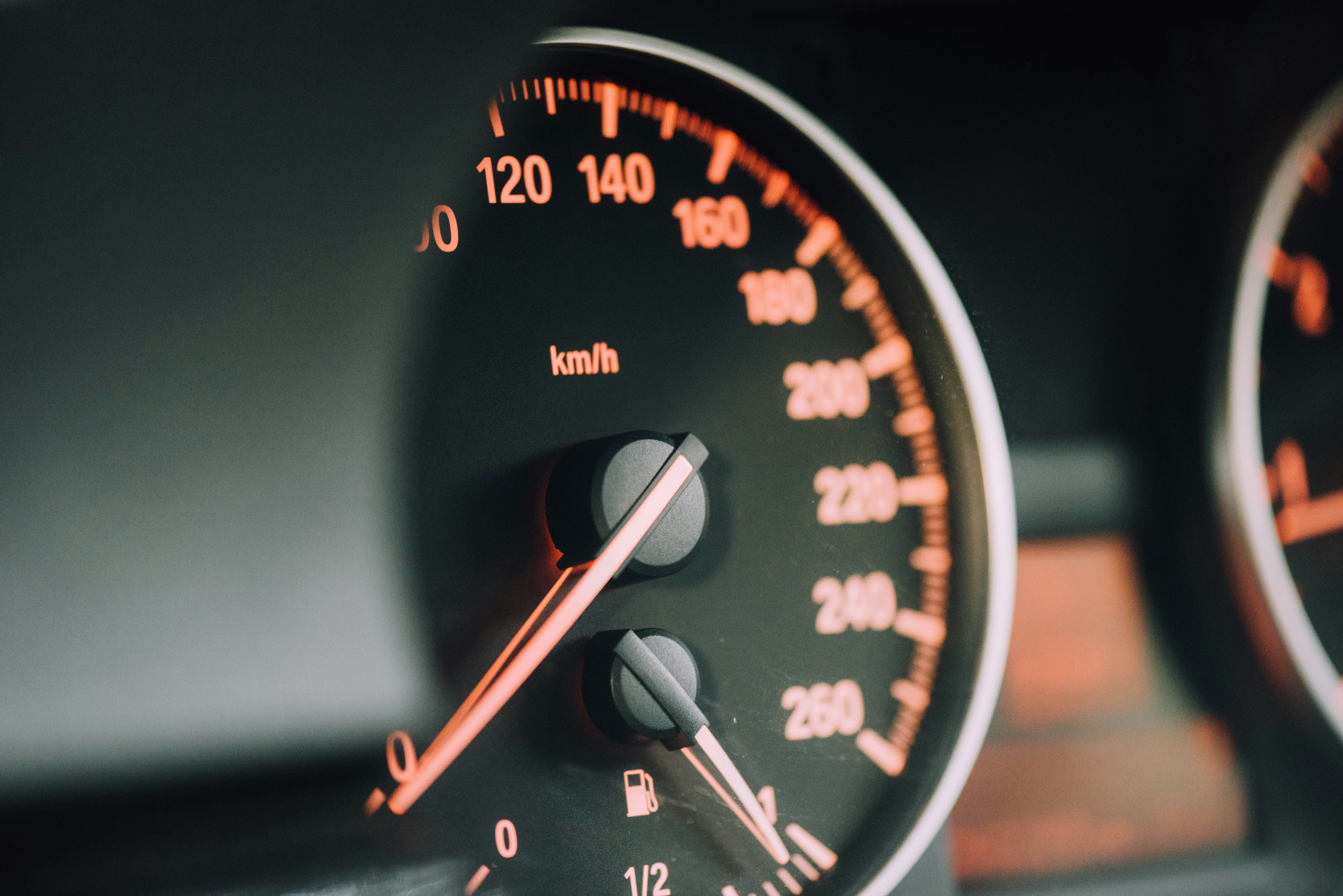 Por qué no tiene sentido ir a 140 km/h en lugar de a 120 km/h en autopista: cuántos minutos ganas realmente Por qué no tiene sentido ir a 140 km/h en lugar de a 120 km/h en autopista: cuántos minutos ganas realmente