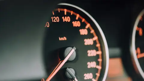 Interior de un vehículo con la aguja que indica los kilómetros por hora. Interior de un vehículo con la aguja que indica los kilómetros por hora.