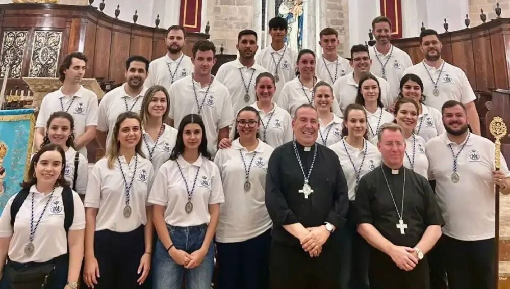 Imagen con algunos miembros de la agrupación de fieles Portadors de Santa María junto al Obispo de Ibiza y Formentera, Vicent Ribas