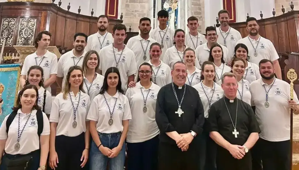 Imagen con algunos miembros de la agrupación de fieles Portadors de Santa María junto al Obispo de Ibiza y Formentera, Vicent Ribas Imagen con algunos miembros de la agrupación de fieles Portadors de Santa María junto al Obispo de Ibiza y Formentera, Vicent Ribas