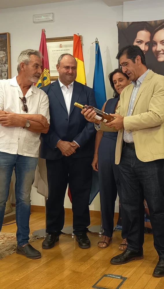 Momento previo al acto simbólico de entrega de llaves de la sede de la DO Valdepeñas Momento previo al acto simbólico de entrega de llaves de la sede de la DO Valdepeñas