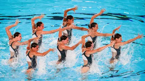 El equipo de natación artística durante su ejercicio en la final de rutina libre de los Europeos de París El equipo de natación artística durante su ejercicio en la final de rutina libre de los Europeos de París