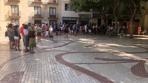 Colas en plaza de Baix para hacerse con las sillas para la Gran Charanga. Colas en plaza de Baix para hacerse con las sillas para la Gran Charanga.