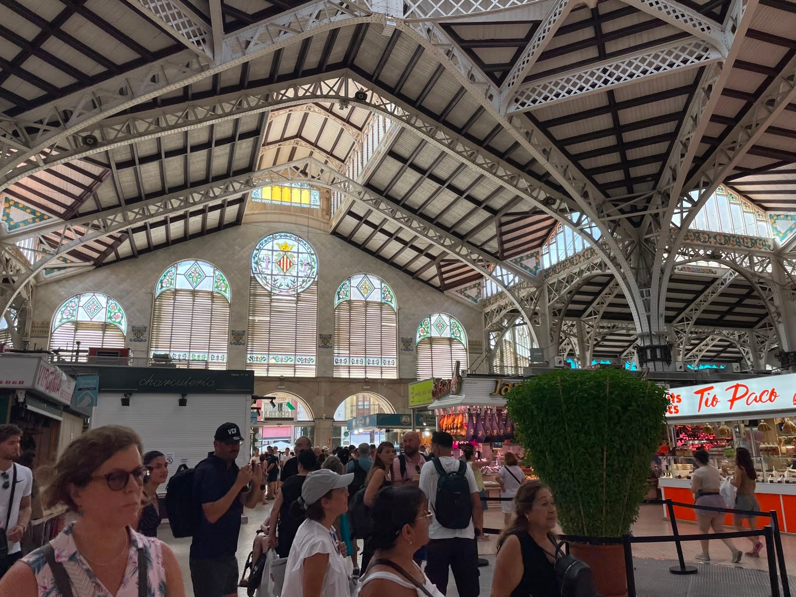 El calor, los turistas y la bajada de ventas: los retos del Mercado Central de Valencia este verano El calor, los turistas y la bajada de ventas: los retos del Mercado Central de Valencia este verano