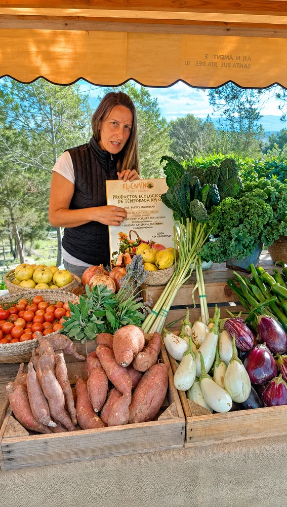 Linda Odini en su puesto de productos ecológicos Linda Odini en su puesto de productos ecológicos