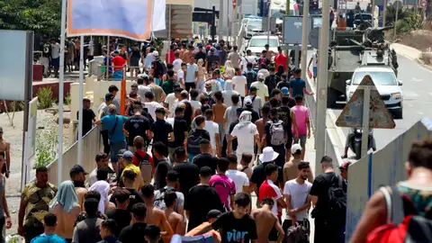 Decenas de inmigrantes en Ceuta. Decenas de inmigrantes en Ceuta.